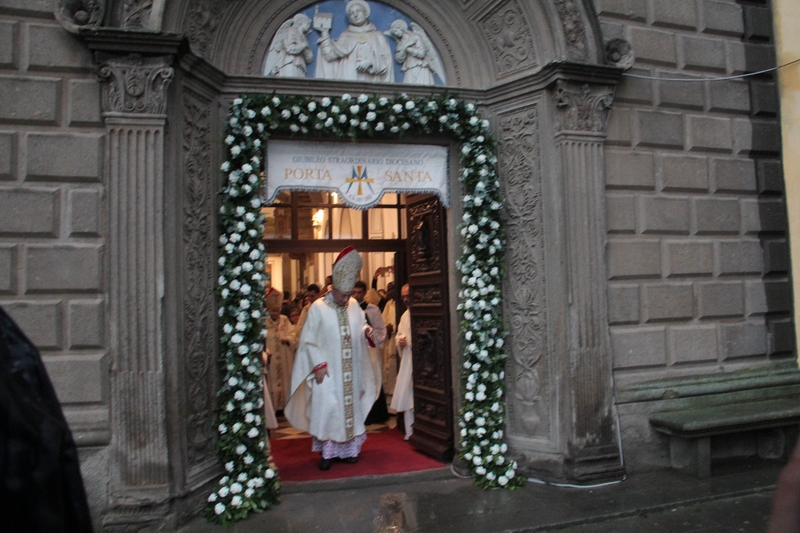 Seicento anni di devozione per la Madonna della Quercia - L'apertura della porta santa