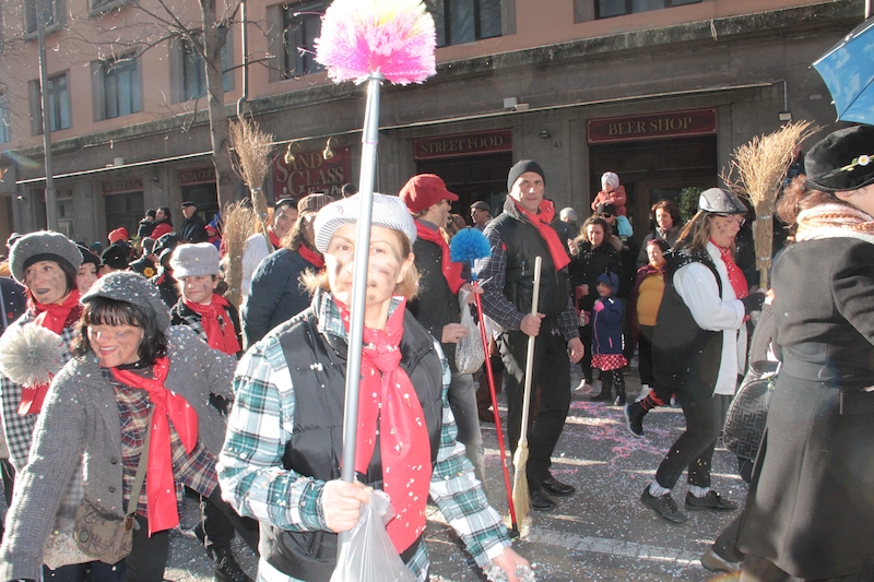 La sfilata del Carnevale Viterbese lungo via Marconi