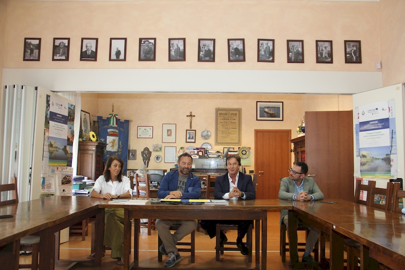 I sindaci Bellumori e Bigiotti nella sala consiliare di Capalbio