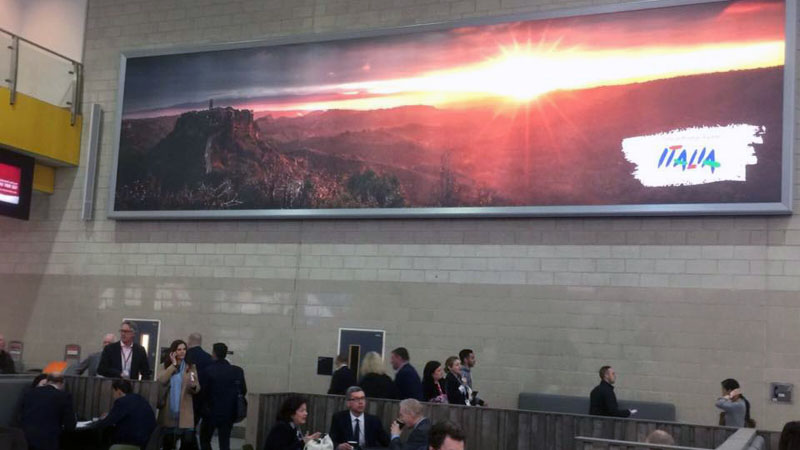 Il pannello che domina il padiglione Itaila alla fiera di Londra