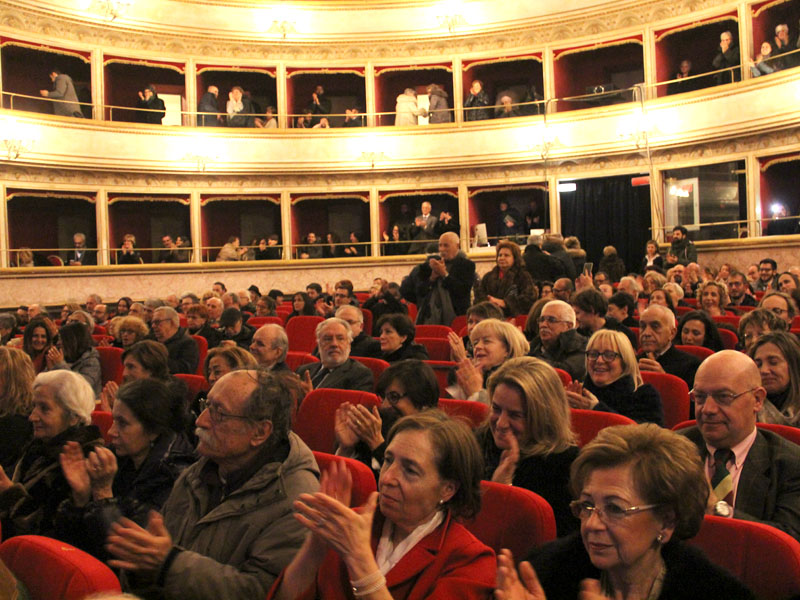 Applausi finali, magari anche per scaldarsi