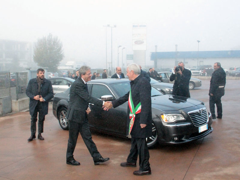L'arrivo del premier Gentiloni, che saluta il sindaco