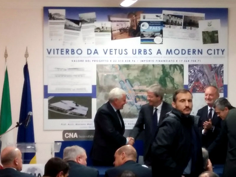 Saluti finali dopo la firma