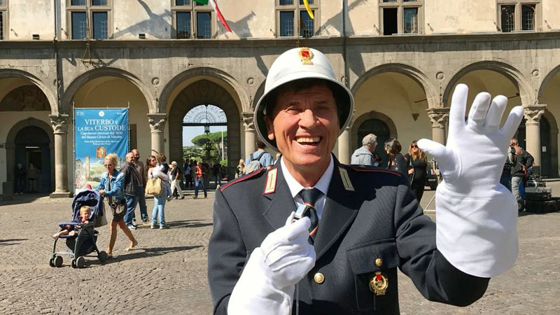 Gianni Morandi, in versione vigile
