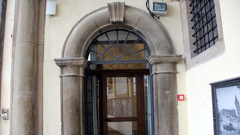 L'ingresso nel cortile di Palazzo dei Priori